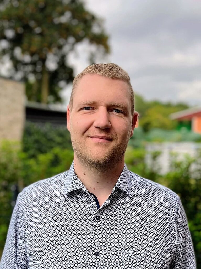 Portrait eines Webdesigners im Garten, professionell und freundlich, für DERSA-WEBDESIGN.