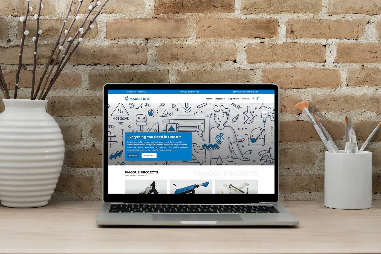 Laptop mit Webdesign-Software und kreativen Illustrationen auf dem Bildschirm.